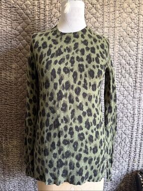Leopard Print Crewneck Sweater in Olive Green 100%Cashmere.